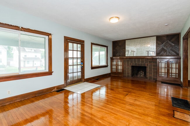 Building Photo - 4017 E 3rd St Rental