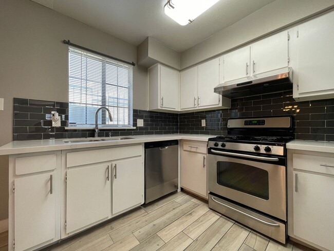 Photo - 2 BED 2 BATH TOWNHOUSE NEAR LAKE MEAD AND ...