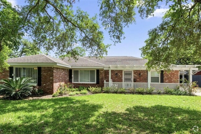 Building Photo - 206 Village Dr Rental
