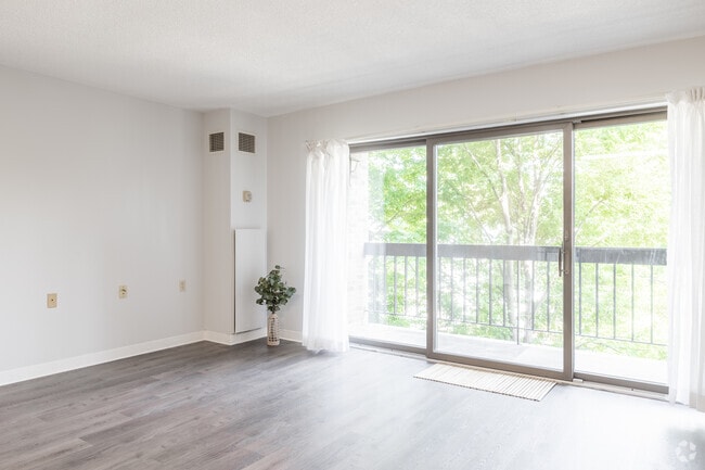 0BR, 1BA - 470SF - Living Area