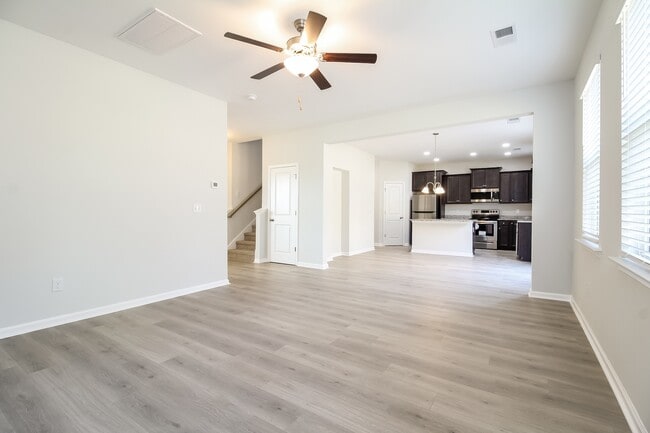 Photo - 313 Woodgate Wy