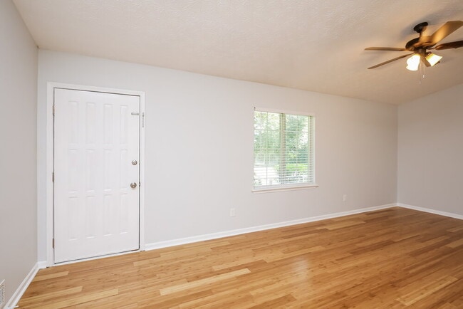 Photo - 1890 Lamplighter Way