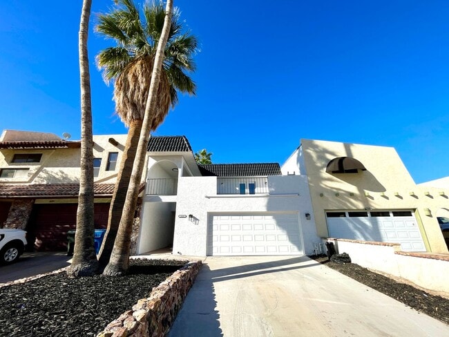 Photo - Gorgeous 2-Story Home with Golf Course Vie...