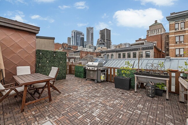 Building Photo - 313 Pl. d'Youville Unit 301