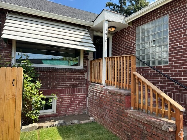 Building Photo - 2bd/1ba Seattle Home