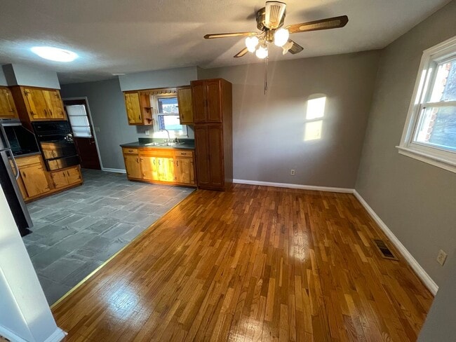 Photo - Brick Home w/ Detached Garage For Rent Shelbyville