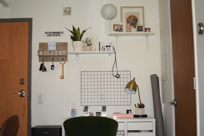 Dedicated Desk Area - 244 Peters St SW Unit Swift & Co. Lofts