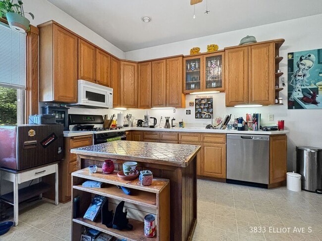 Photo - 3833 Elliot Ave