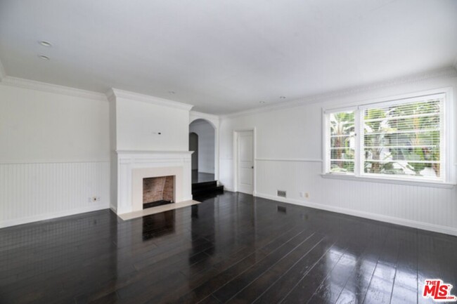 Building Photo - 9243 Doheny Rd Rental