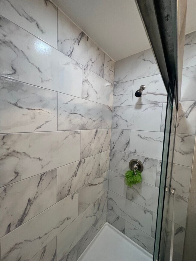 Photo - 6 Bedroom 3 Bathroom House on Corner lot- LARGE ROOMS