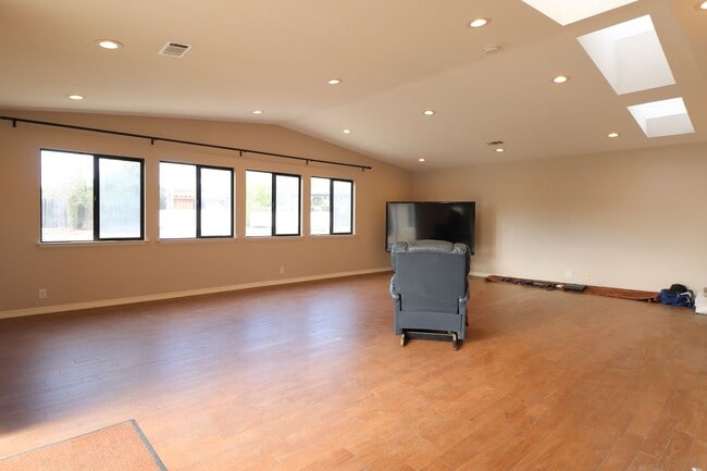 Photo - 565 Clubhouse Dr