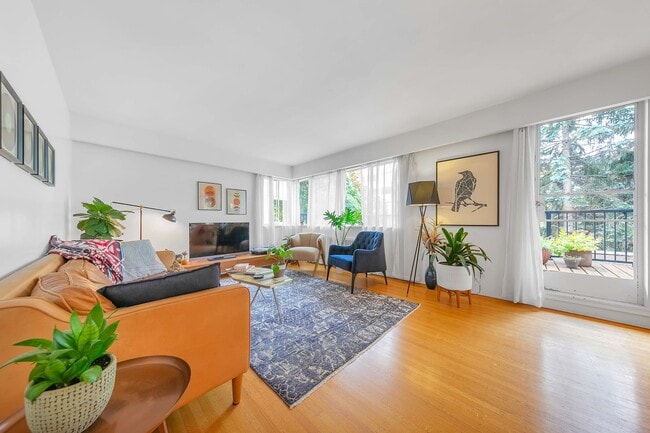 Building Photo - 1925 Nelson St. Unit 300