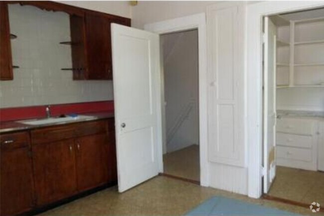 Building Photo - 96 Boylston St Unit 1 Rental