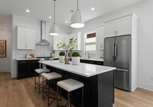 Photo - 2004 St John St