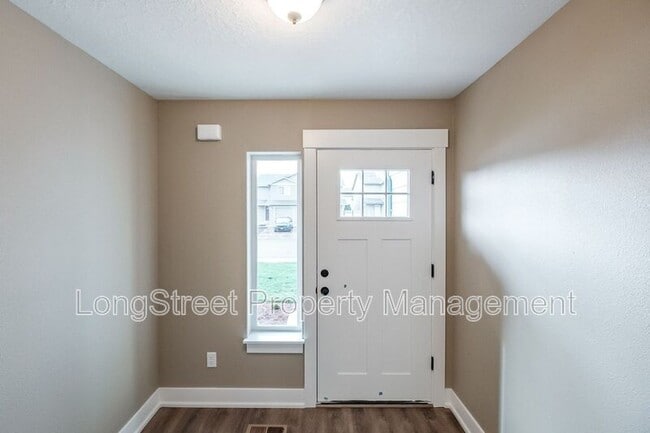 Photo - 272 Gwinn Street E