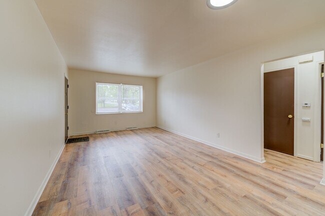 (483) 5830-44 Bermuda Rd