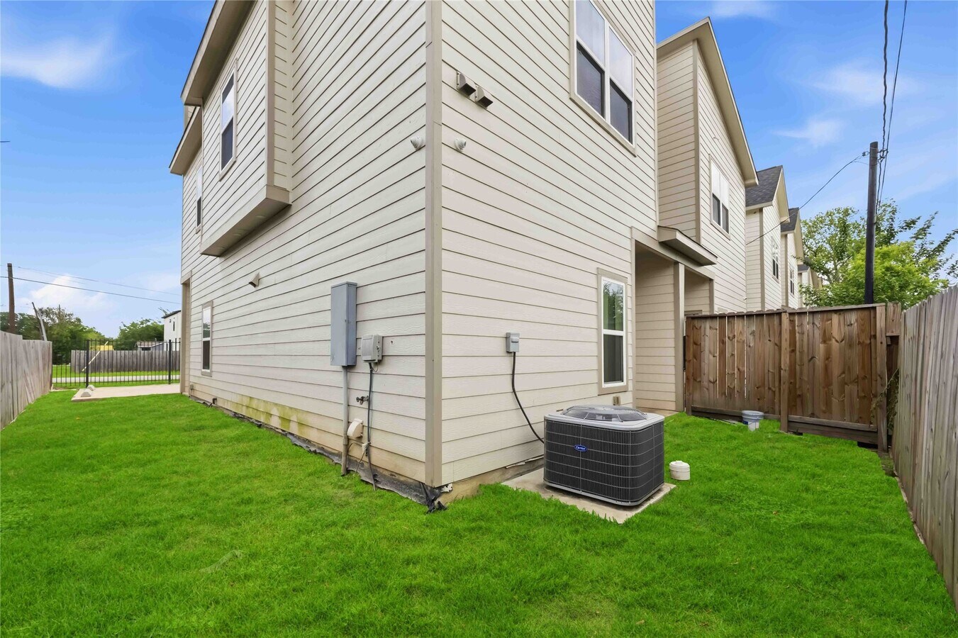 Photo - 9320 Coffee St