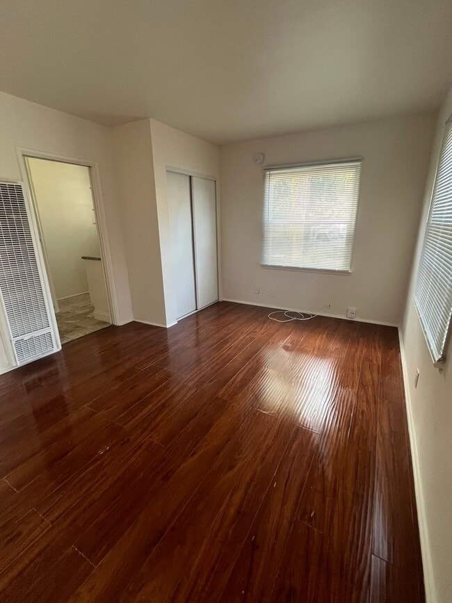 Building Photo - 20534 Hartland-1.5 Unit 1.5