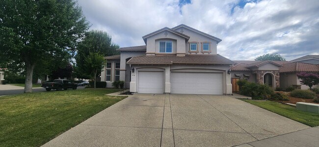 Photo - 5 Bedroom Home Behind the Gate of Wisteria Place