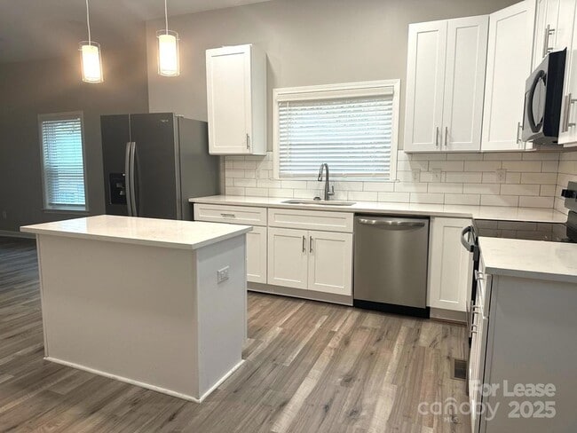 Photo - 117 W Henderson St