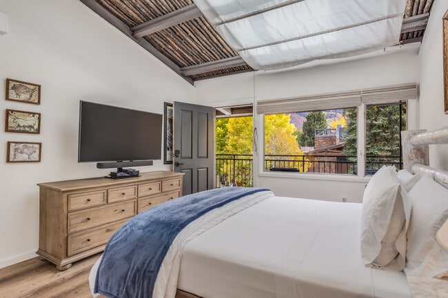 Photo - 731 S Mill St