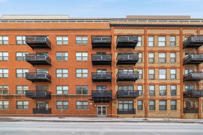 Building Photo - 1735 W Diversey Pkwy Unit 118