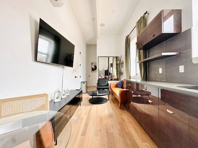 Building Photo - Furnished room/NOT APARTMENT Unit 4