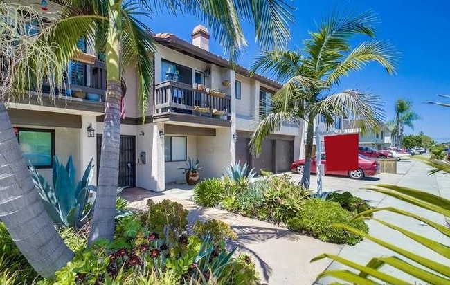 Building Photo - Discover the charm of this top-floor apart... Unit #7 Rental