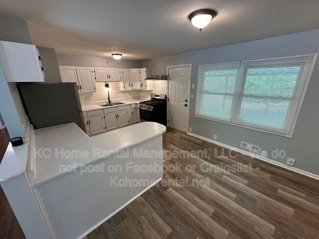 Photo - 10809 Ewing Ave