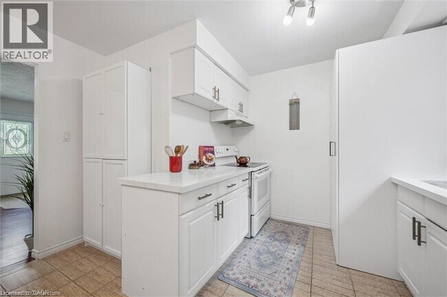 Photo - 187A CEDARVALE Crescent