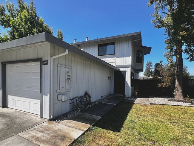 Building Photo - Beautifully remodeled 3-bedroom, 1.5-bath ... Rental
