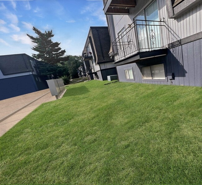 Building Photo - Suncrest Apartments
