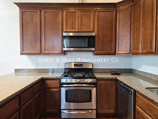 Building Photo - 800 S Pacific Ave Unit 205