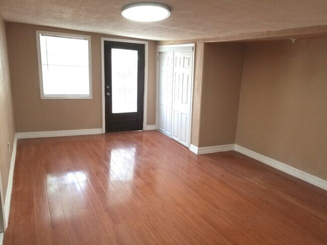 Photo - 4714 Sharon St