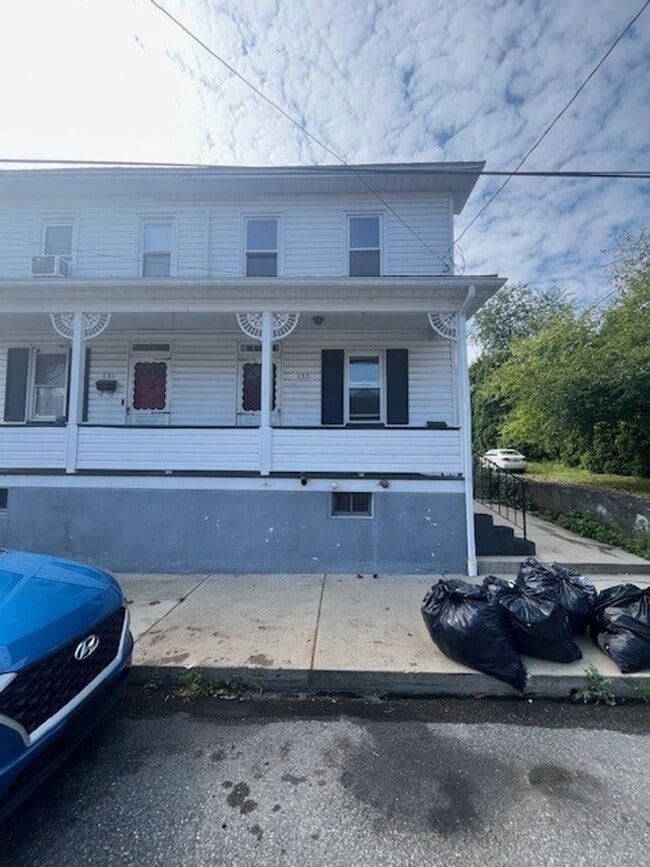Building Photo - 2 bedroom 1 bath Rental