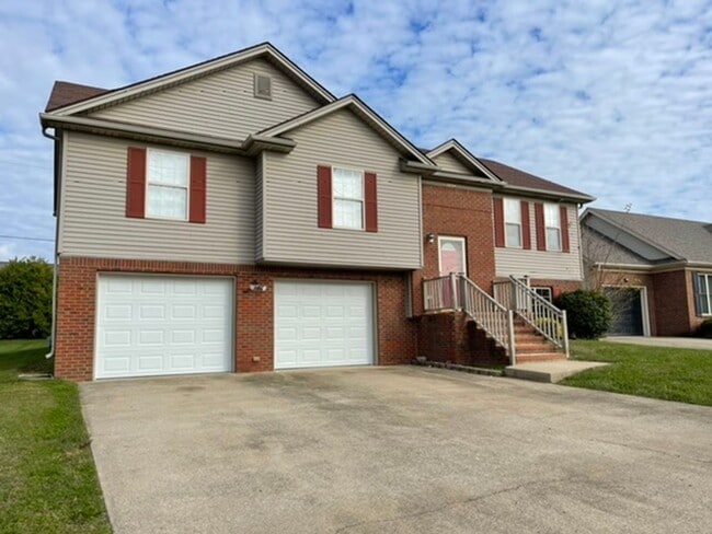 Building Photo - Large Home in Shelbyville For Rent