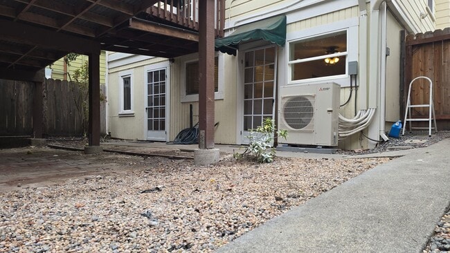 Building Photo - 1 Bedroom Walking Distance to Downtown and... Rental