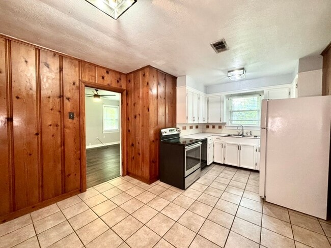Building Photo - 3 Bed 2 Bath Home in Hundred Oaks Subdivision