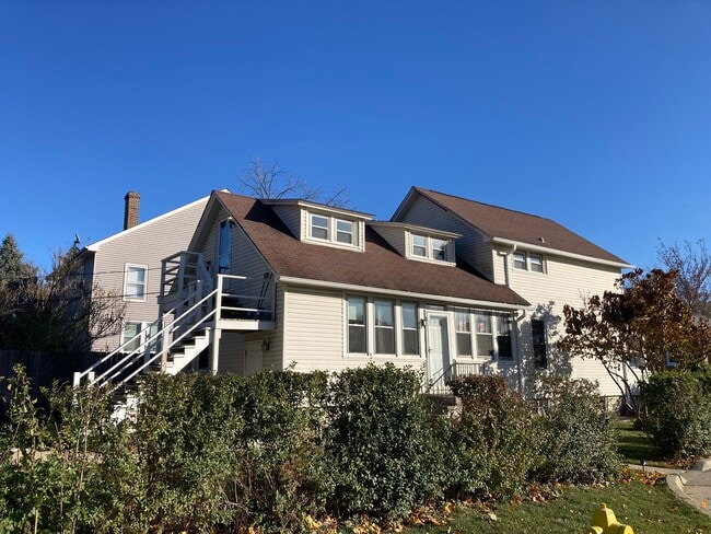 Building Photo - 5425 Webster St Unit 2