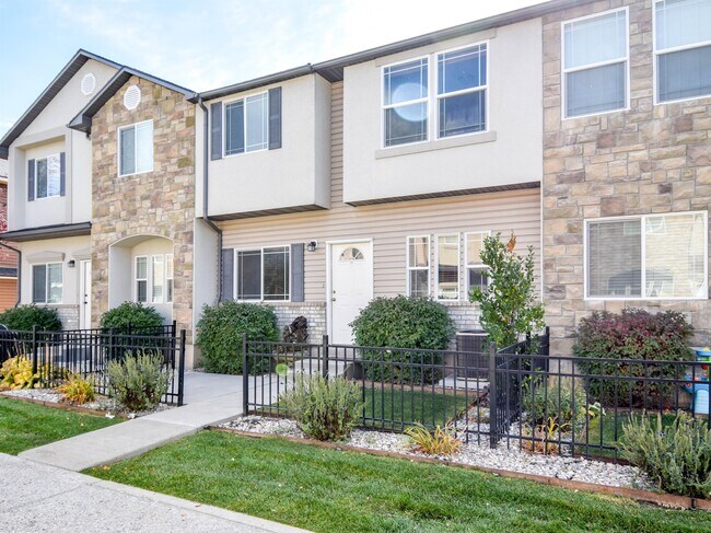 Photo - 537 W 1570 N