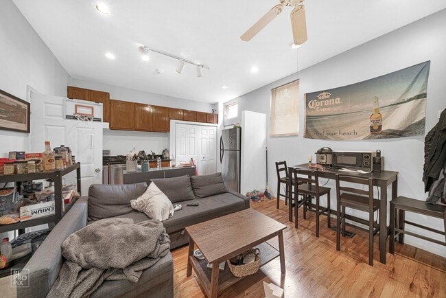 Building Photo - 2946 N Lincoln Ave Unit 1R
