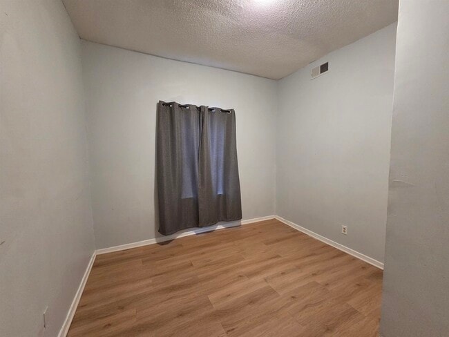 Photo - 993 Oakview St