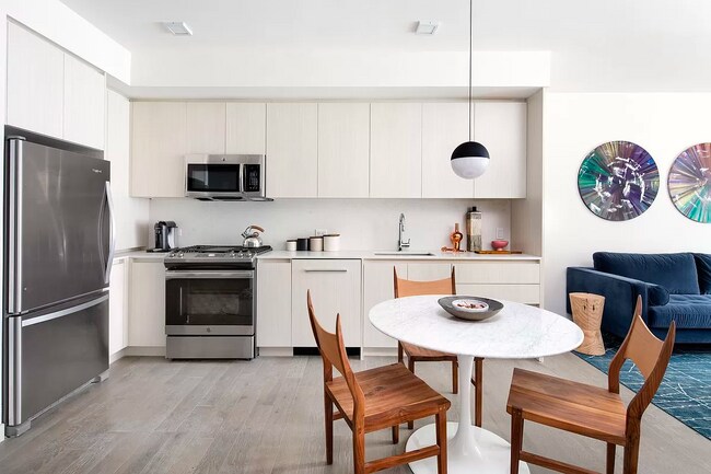 Photo - 438 E 14th St