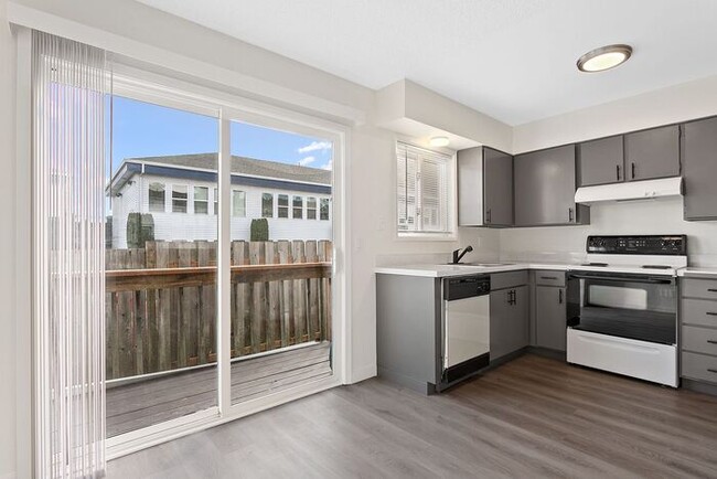 Remodeled 2 bedroom across from Providence... - Remodeled 2 bedroom across from Providence... House