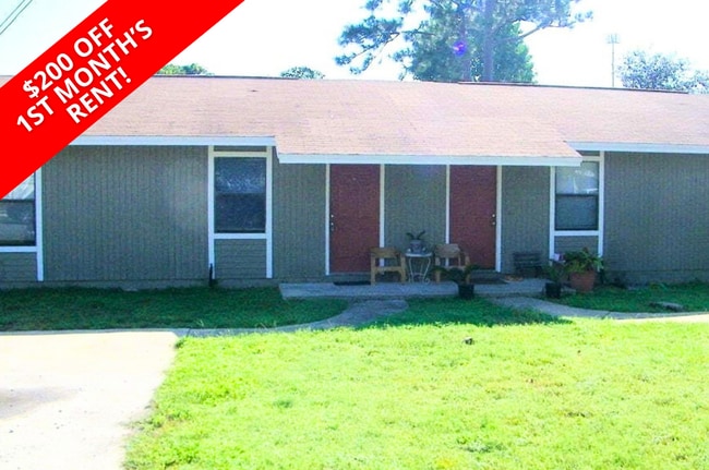 Building Photo - "Charming 2-Bedroom Apartment Retreat in Mary Esther!"