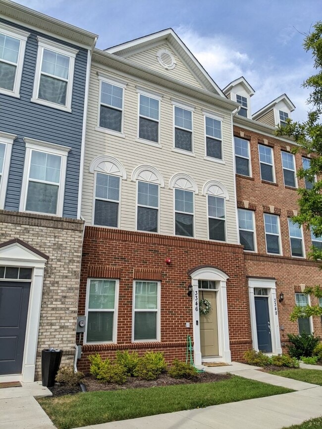 Building Photo - Gorgeous Newer Build (2019) 4 level townho... Rental