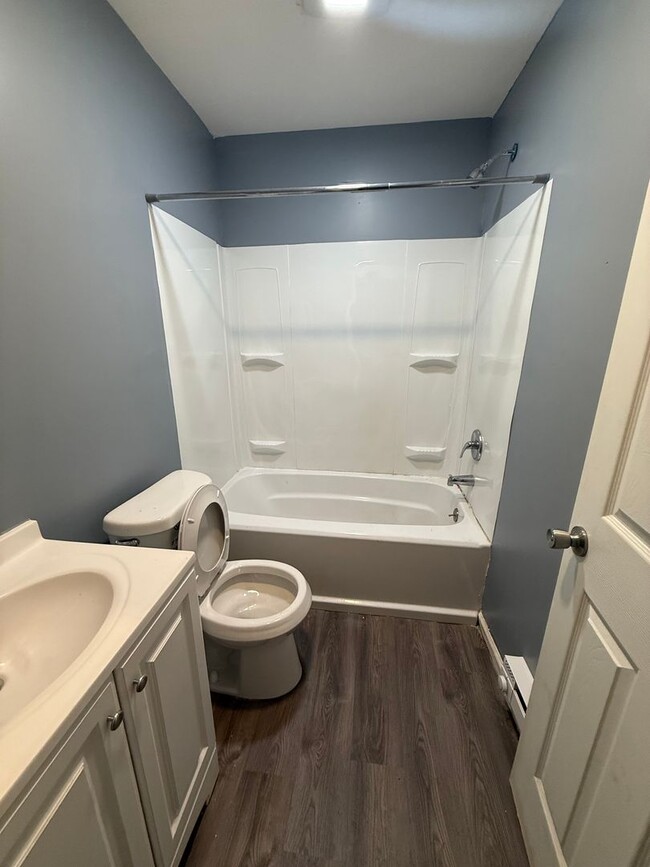 Photo - REMODELED 2 BEDROOM E.185TH/LAKE SHORE BLVD. Unit 14