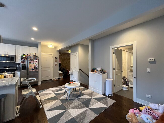 Photo - 1750 W Summerdale Ave Unit 1