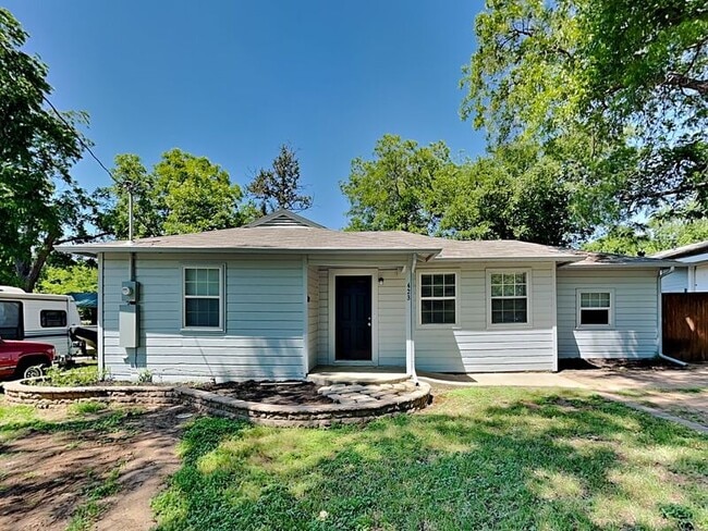 Building Photo - 2423 Oakwood Terrace Rental