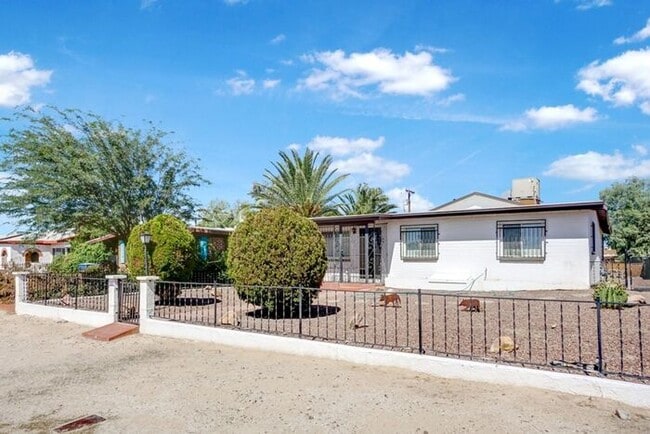 Building Photo - Spacious 3 Bed, 2 Bath Home Near UofA - Pe...